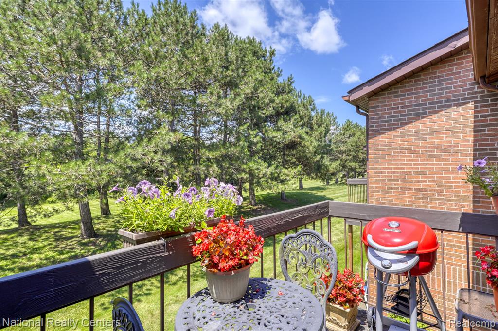 33907 PONDVIEW Circle, Livonia, MI 48152 — Photo 14