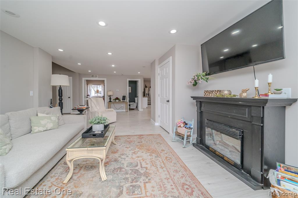 515 S Michigan Avenue, Howell, MI 48843 — Photo 9