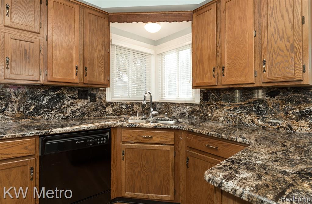 936 E Katherine Avenue, Madison Heights, MI 48071 — Photo 10