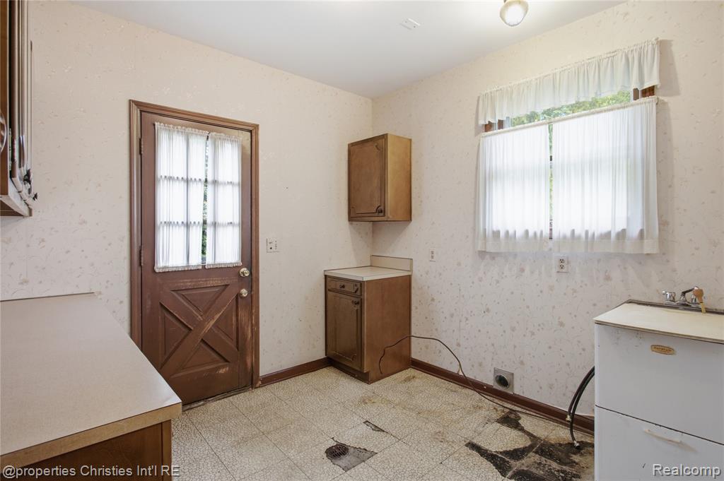 7110 Paterese Drive, Bloomfield Hills, MI 48301 — Photo 22