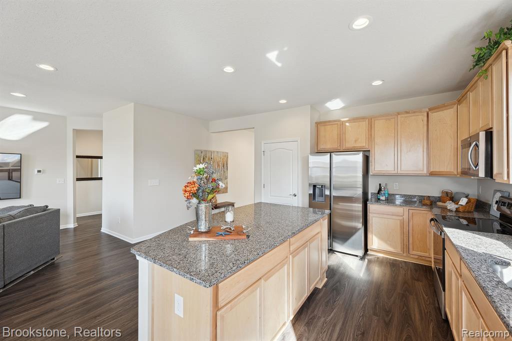 527 HOLMDALE Way, Ann Arbor, MI 48108 — Photo 13