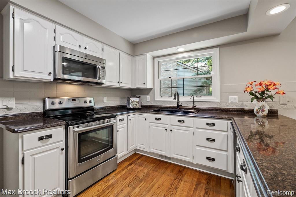 6082 N Shore Drive, West Bloomfield, MI 48324 — Photo 11
