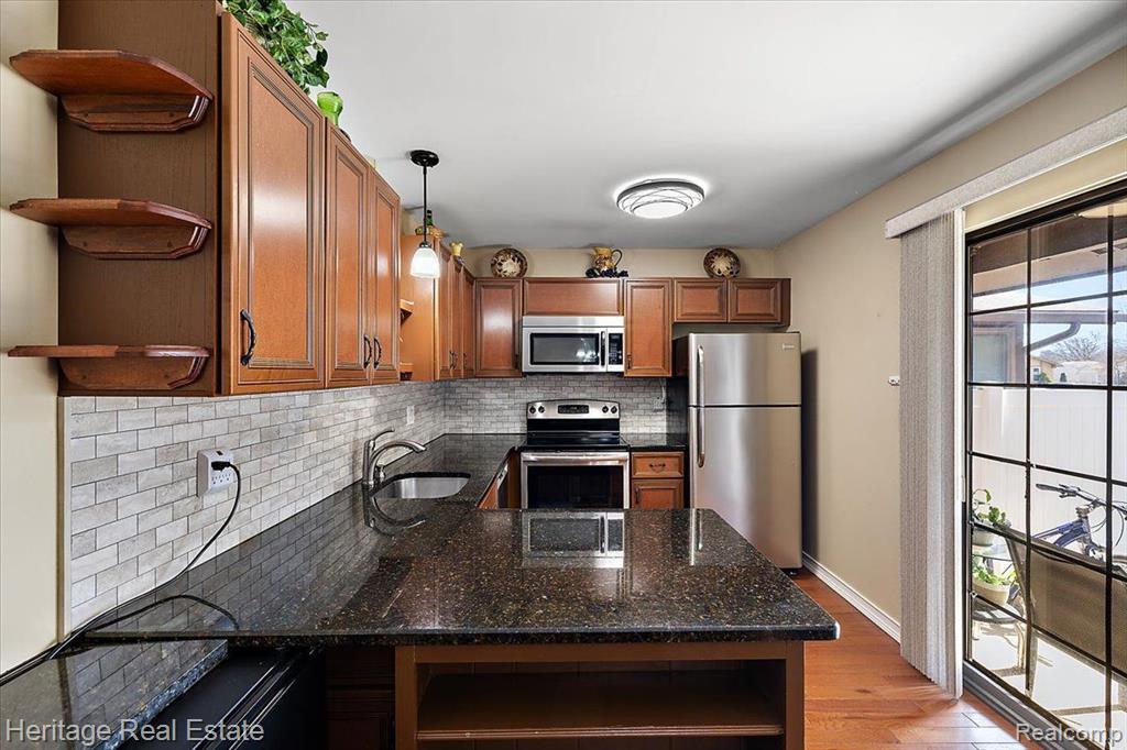 2855 ROUNDTREE Drive, APT 104 L, Troy, MI 48083 — Photo 11