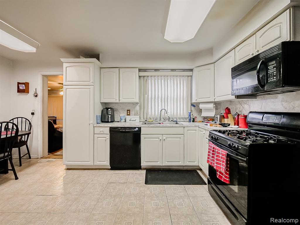 16870 Shaftsbury Avenue, Detroit, MI 48219 — Photo 9