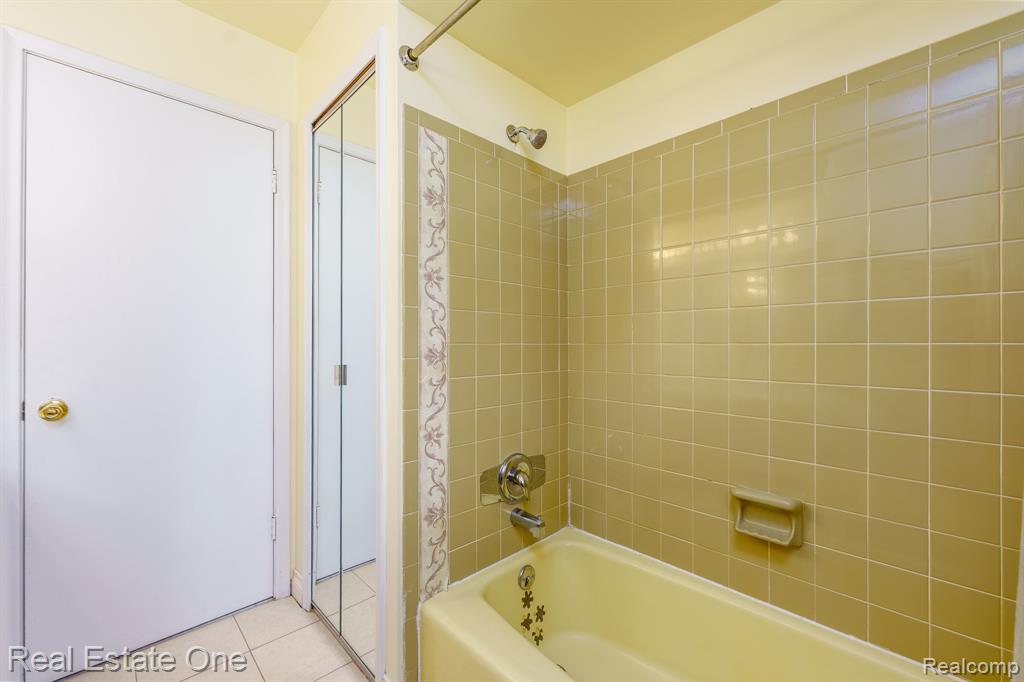 9243 Sherwood Drive, Davisburg, MI 48350 — Photo 38