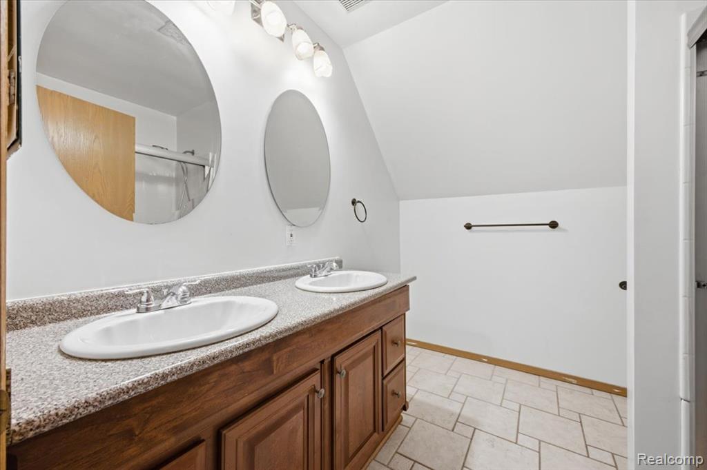 879 Barren Oaks Drive, Pontiac, MI 48341 — Photo 29