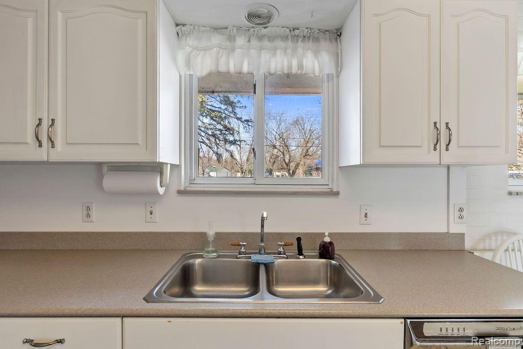4302 ESTA Drive, Flint, MI 48506 — Photo 12