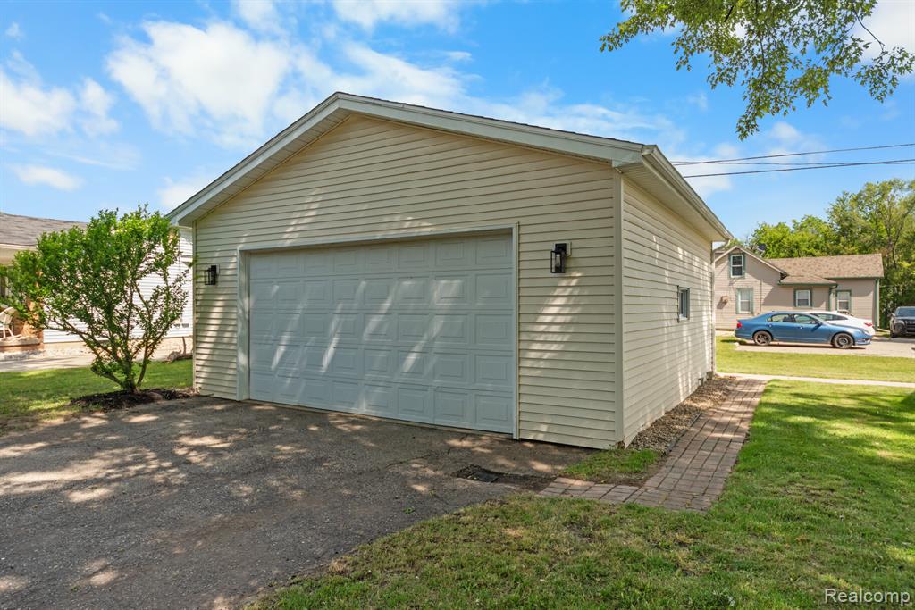 560 McMunn Street, South Lyon, MI 48178 — Photo 31