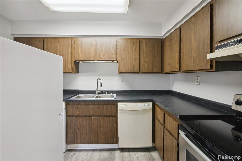 1802 COLONIAL VILLAGE Way, 2, Waterford, MI 48328 — Photo 13