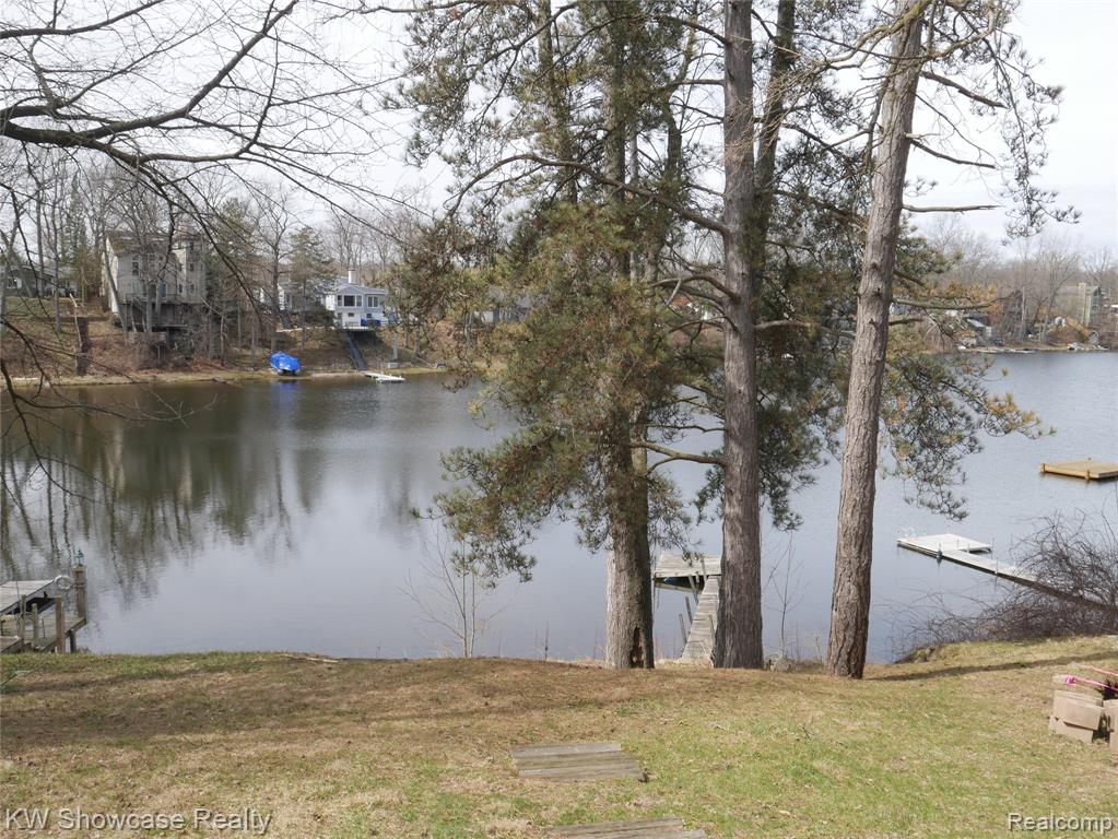 913 PEARSON Drive, Milford, MI 48381 — Photo 2