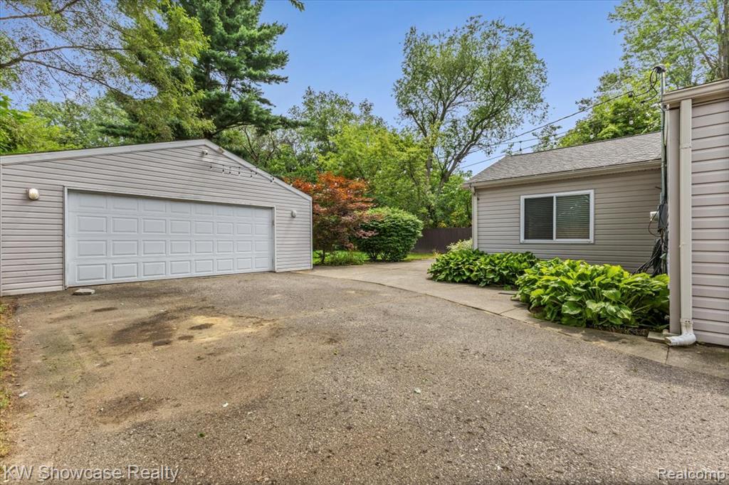 964 Daffodil Drive, Waterford, MI 48327 — Photo 7