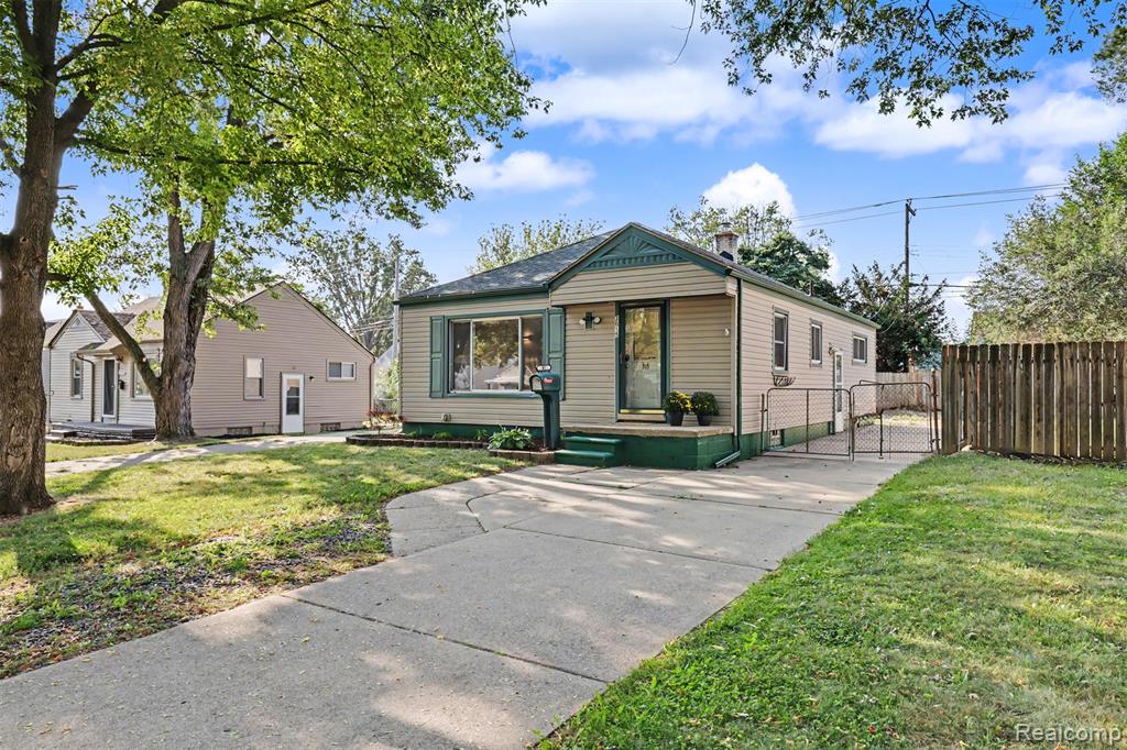 2015 Moran Avenue, Lincoln Park, MI 48146