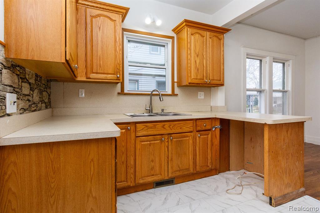 8175 CENTRAL, Center Line, MI 48015 — Photo 6