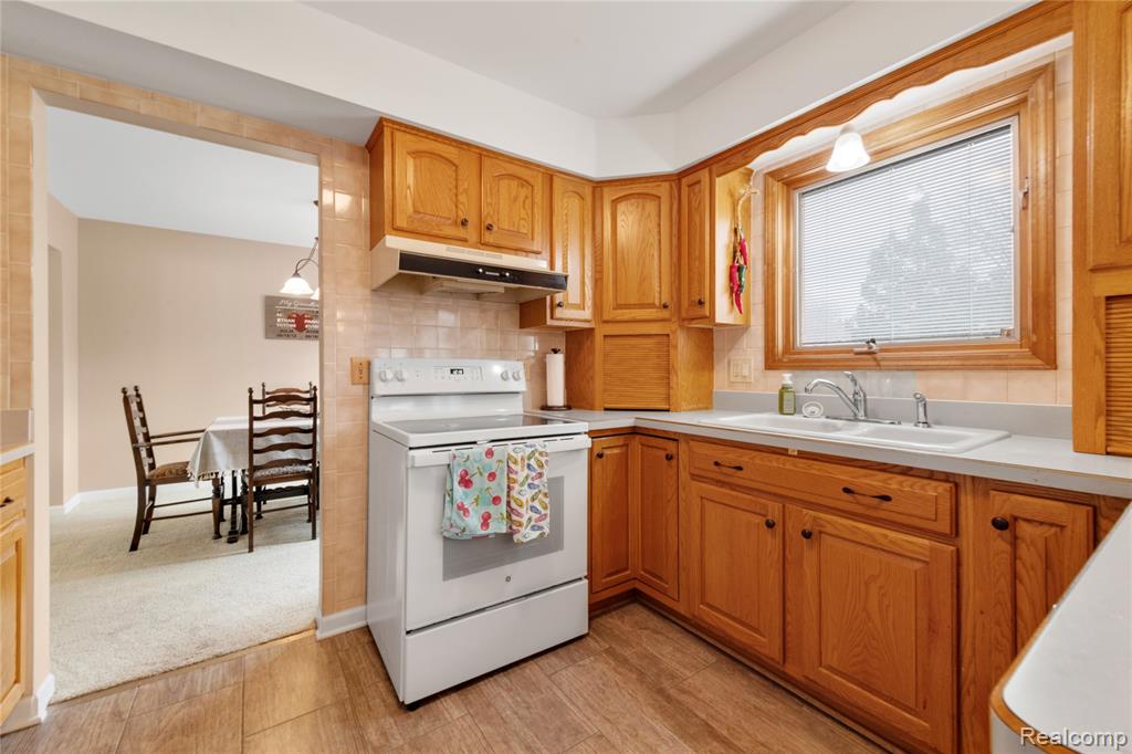 4902 Hubbard Drive, Troy, MI 48085 — Photo 11