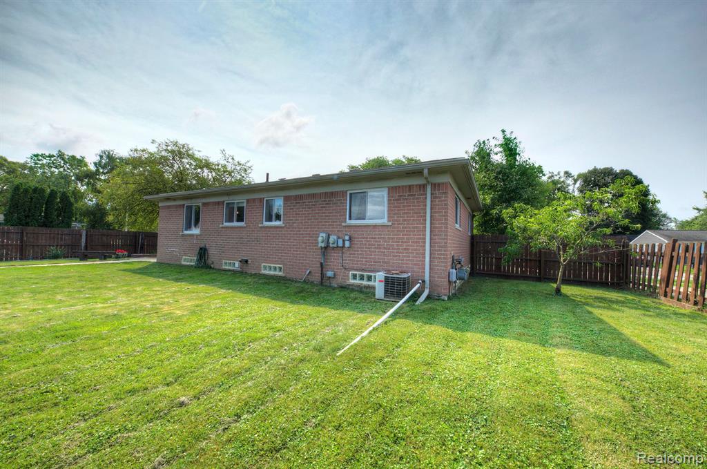 42208 HAYES Street, Belleville, MI 48111 — Photo 35