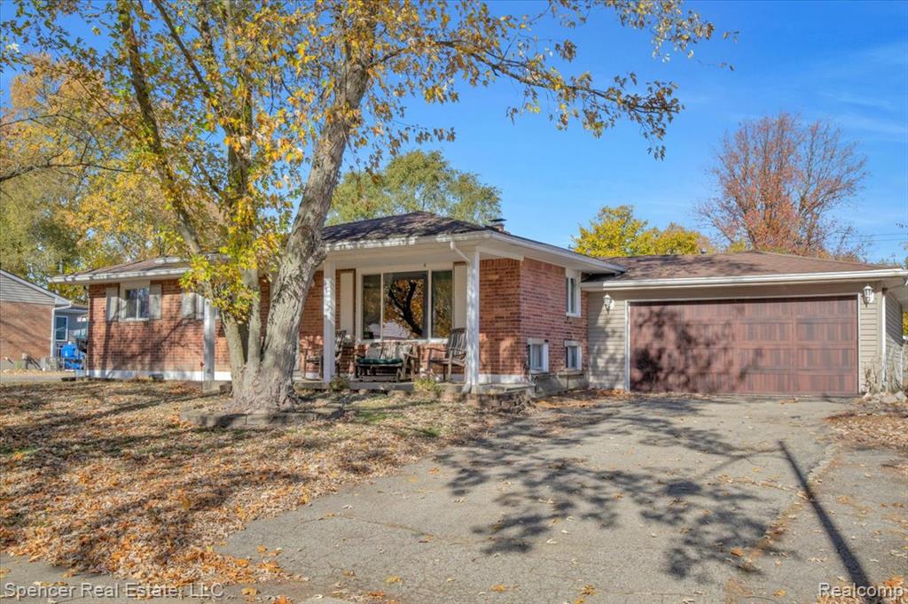 5726 Sutherland Drive, Waterford, MI 48327 — front exterior