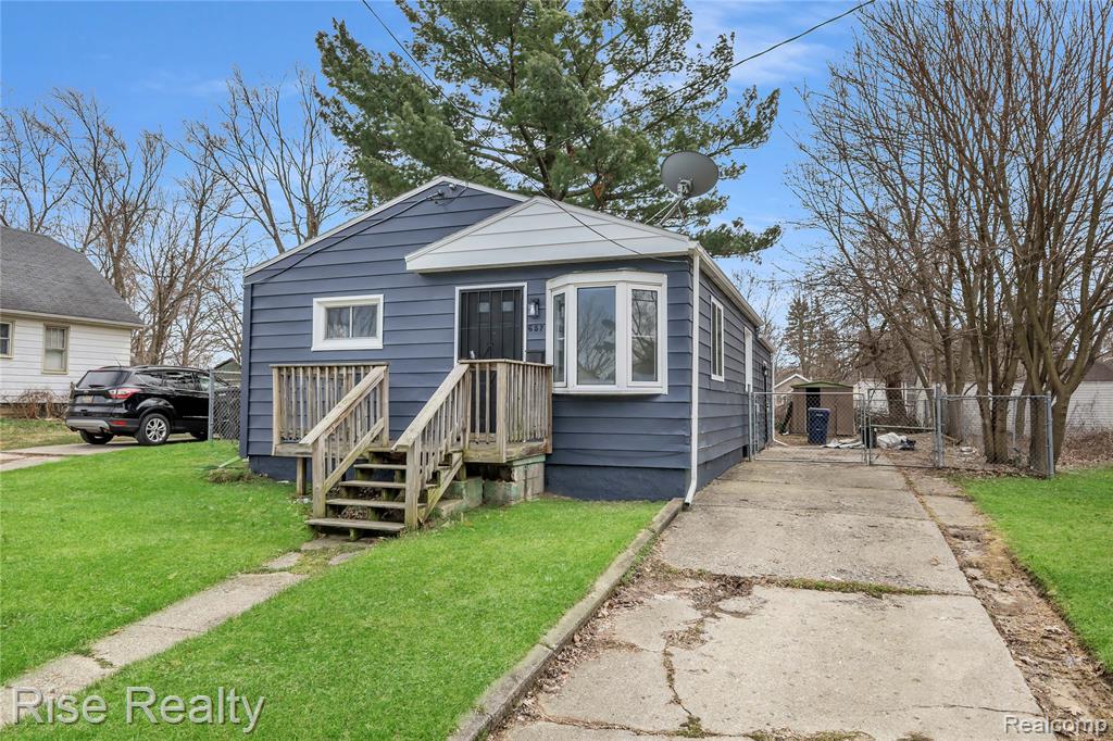 657 Barrie Avenue, Flint, MI 48507 — front exterior
