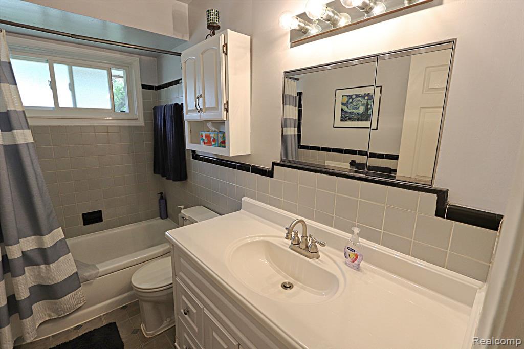 8554 WINSTON Lane, Dearborn Heights, MI 48127 — Photo 12