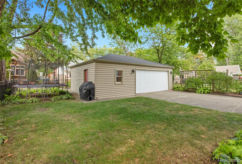 10554 Nadine Avenue, Huntington Woods, MI — Photo 35