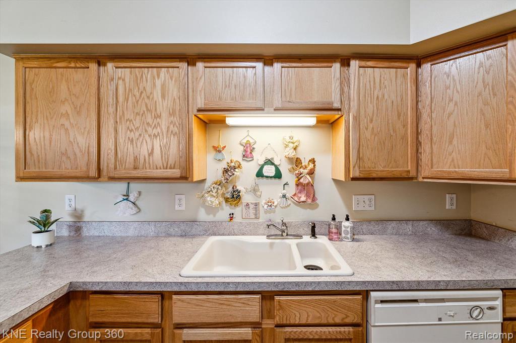 1056 SHIAWASSEE Circle, Howell, MI 48843 — Photo 24