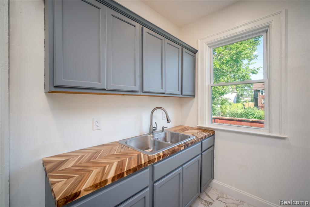 708 Webb Street, Detroit, MI 48202 — Photo 11