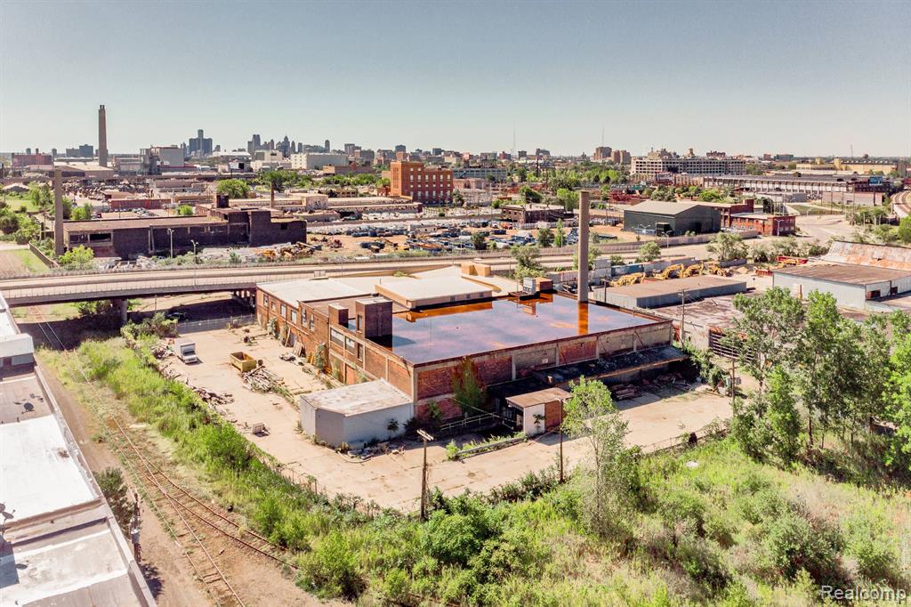 2600 E Grand Boulevard - Photo 3