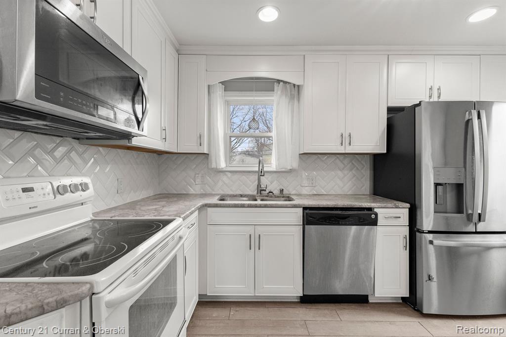 4615 MANDALAY Avenue, Royal Oak, MI 48073 — Photo 17
