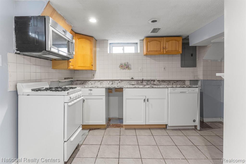 4242 LAPHAM Street, Dearborn, MI 48126 — Photo 38