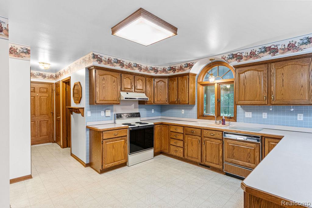 9482 Graytrax Road, Grand Blanc, MI 48439 — Photo 17
