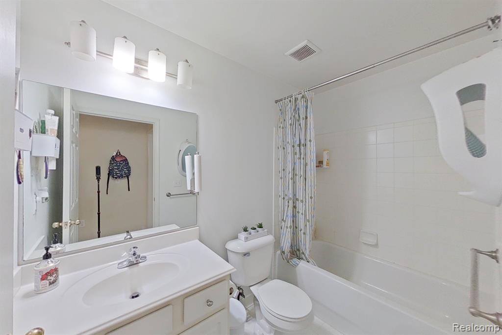 27104 CHESAPEAKE Circle, Walled Lake, MI 48390 — Photo 23