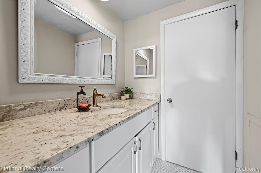41333 Lagoon Court, Wayne, MI 48167 — Photo 19