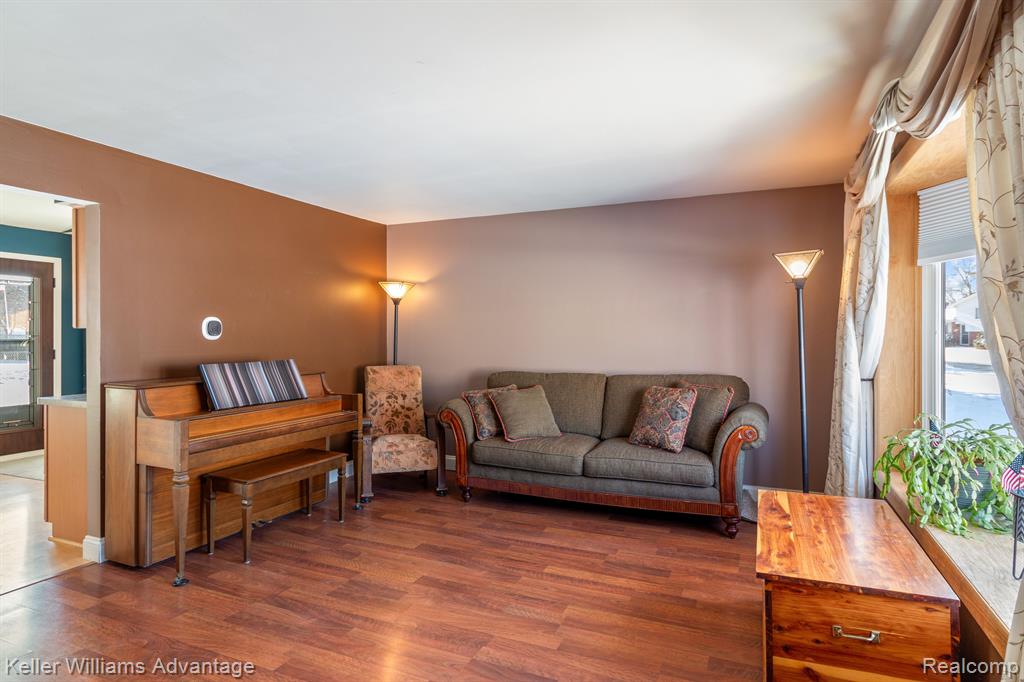 807 WORCHESTER Drive, Fenton, MI 48430 — Photo 3
