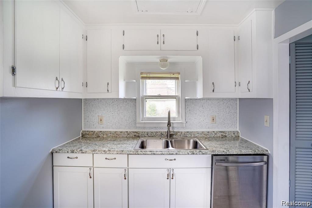 577 E BRICKLEY Avenue, Hazel Park, MI 48030 — Photo 8