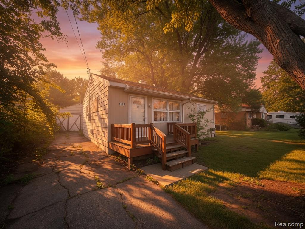 1087 W Kurtz Avenue, Flint, MI 48505
