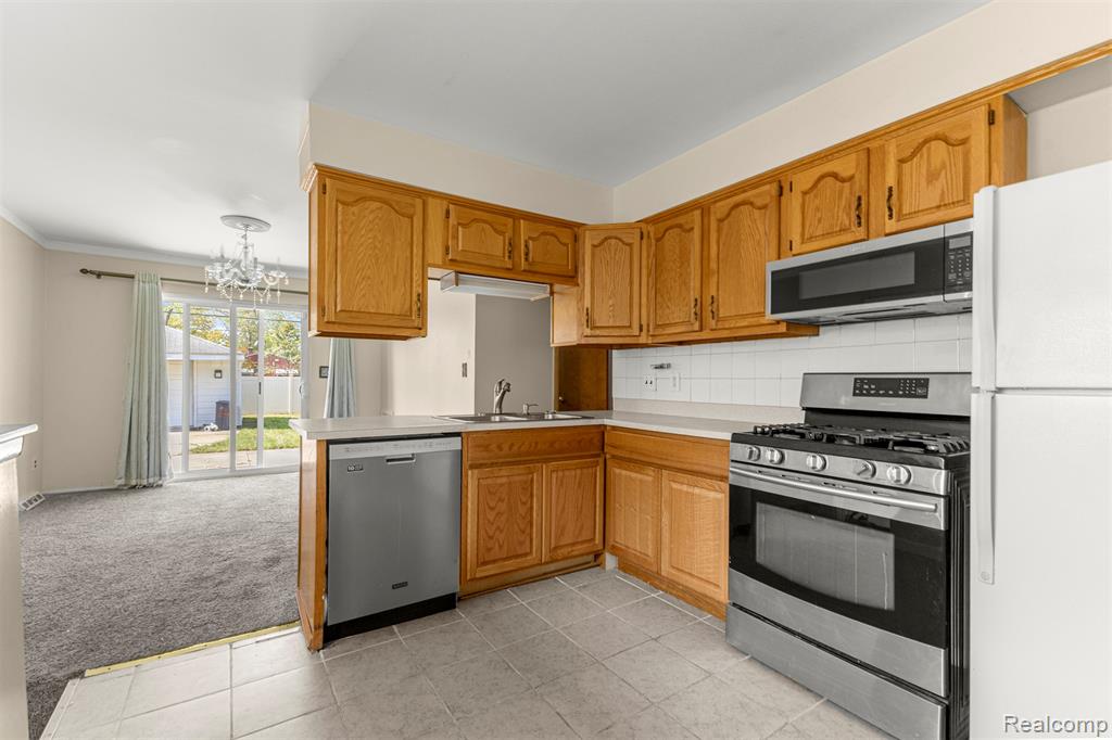 6131 N Evangeline Street, Dearborn Heights, MI 48127 — Photo 8
