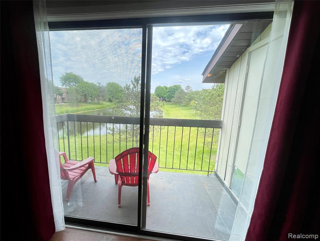 33765 Pondview Circle, Livonia, MI 48152 — Photo 11