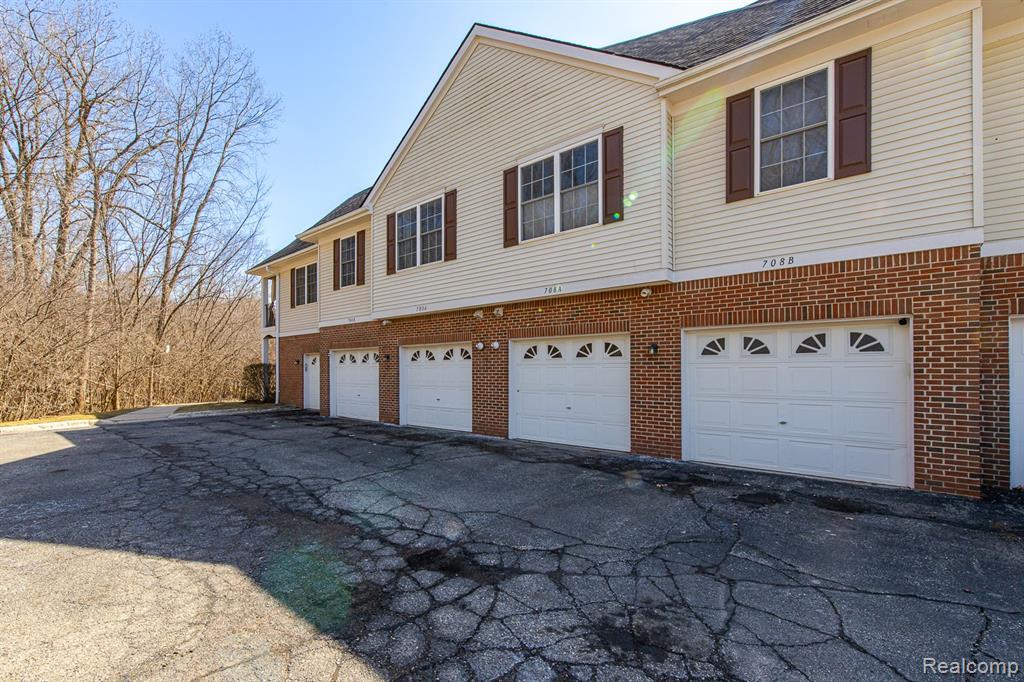 708 AMBERLY Drive, A, Waterford, MI 48328 — Photo 3