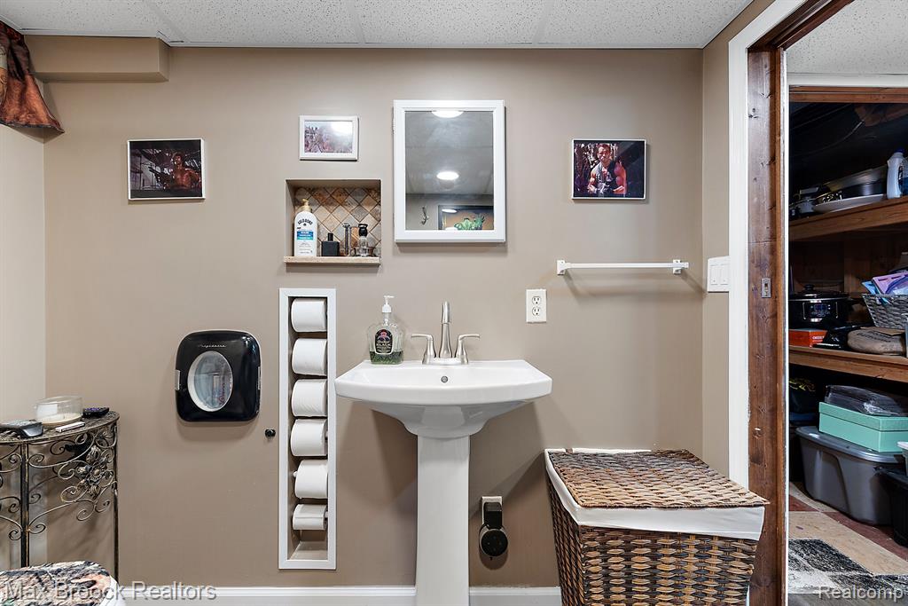 9060 HEADLEY Drive, Sterling Heights, MI 48314 — Photo 48