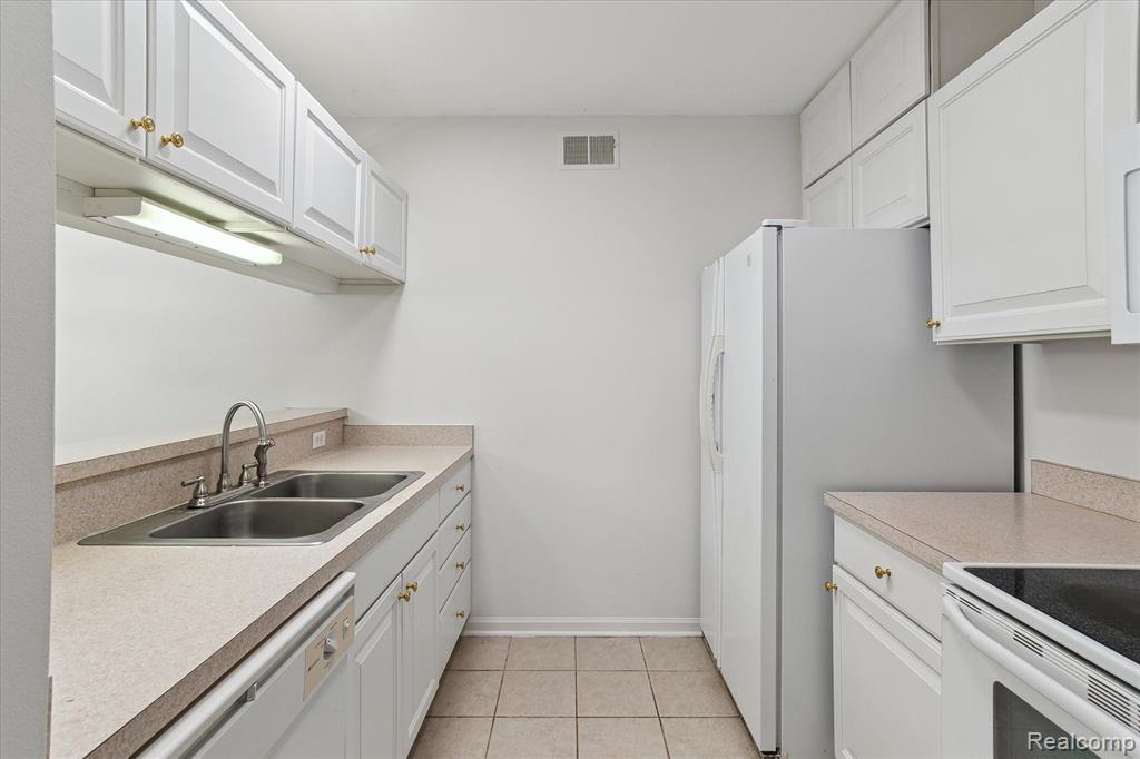 2670 S KNIGHTSBRIDGE Circle, Ann Arbor, MI 48105 — Photo 4