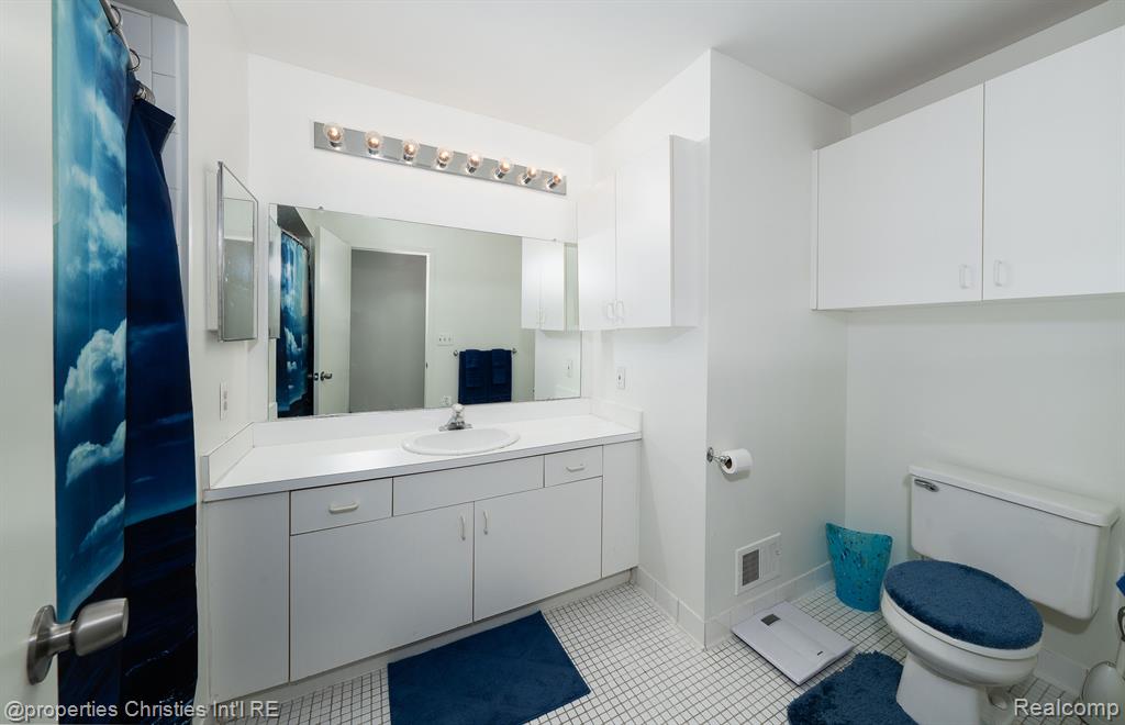 36972 Dartmoor Drive, Farmington Hills, MI 48331 — Photo 16
