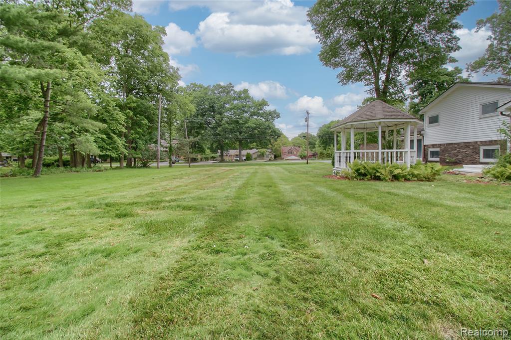 8695 Stout Avenue, Grosse Ile, MI 48138 — Photo 33