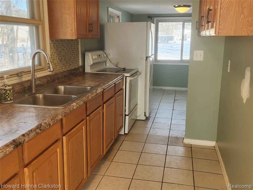 5748 Graves Street, Waterford, MI 48327 — Photo 4