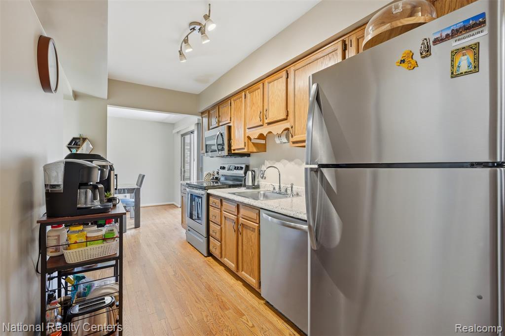5549 Mansfield Avenue, Sterling Heights, MI 48310 — Photo 6