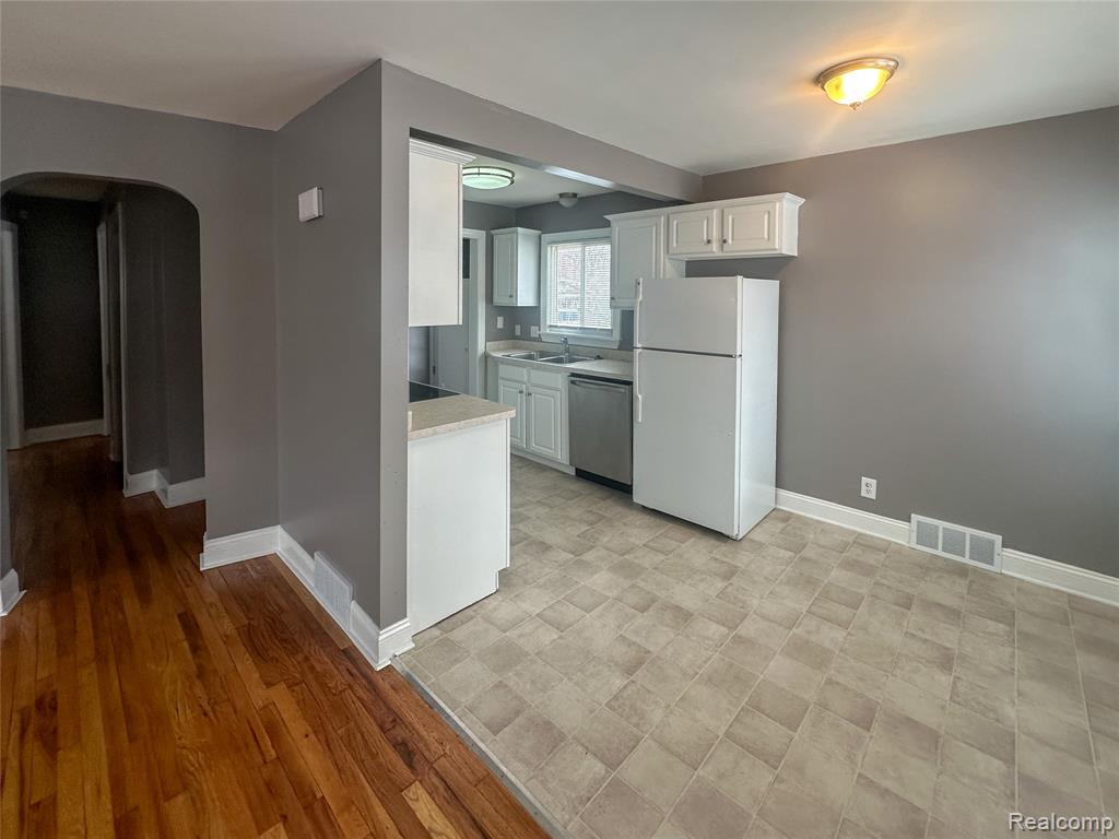 595 E Tennyson Avenue, Pontiac, MI 48340 — Photo 2