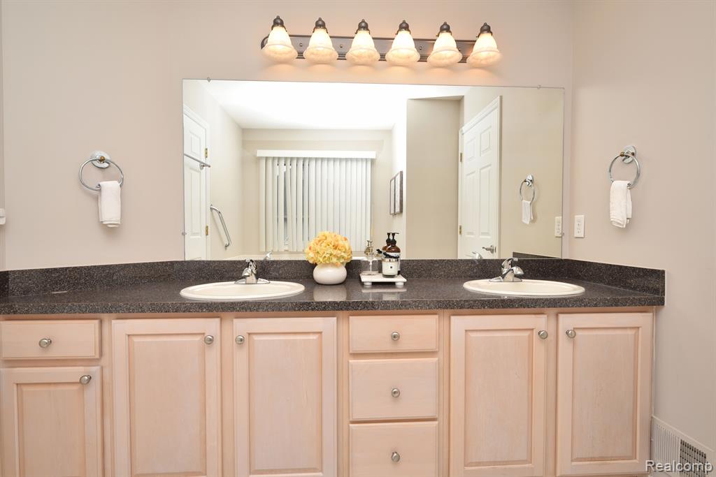 4297 SPRINGBROOK Drive, Sterling Heights, MI 48314 — Photo 29