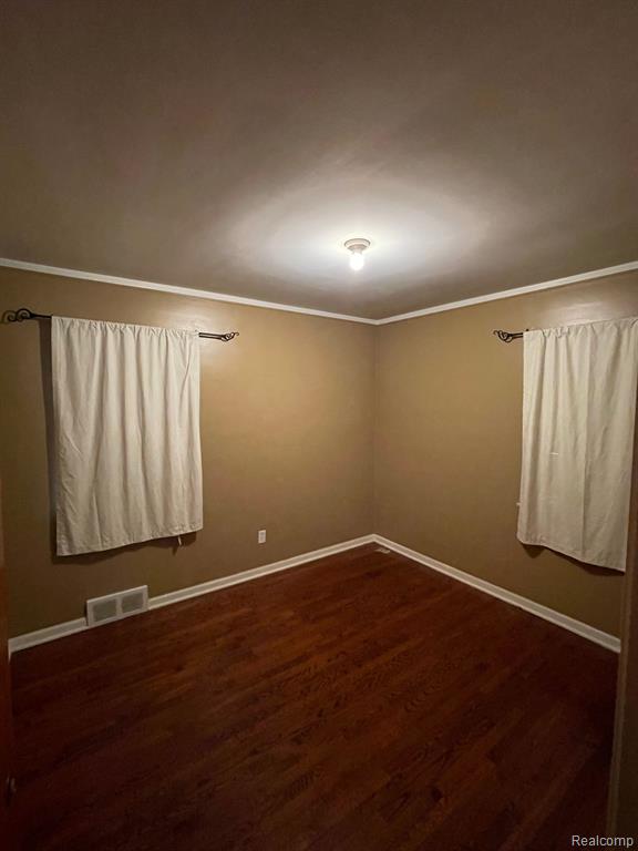 8655 RIVERDALE Street, Dearborn Heights, MI 48127 — Photo 10