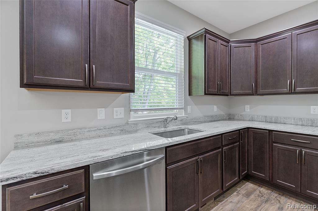 47467 Bayside Circle W, Chesterfield, MI 48047 — Photo 11