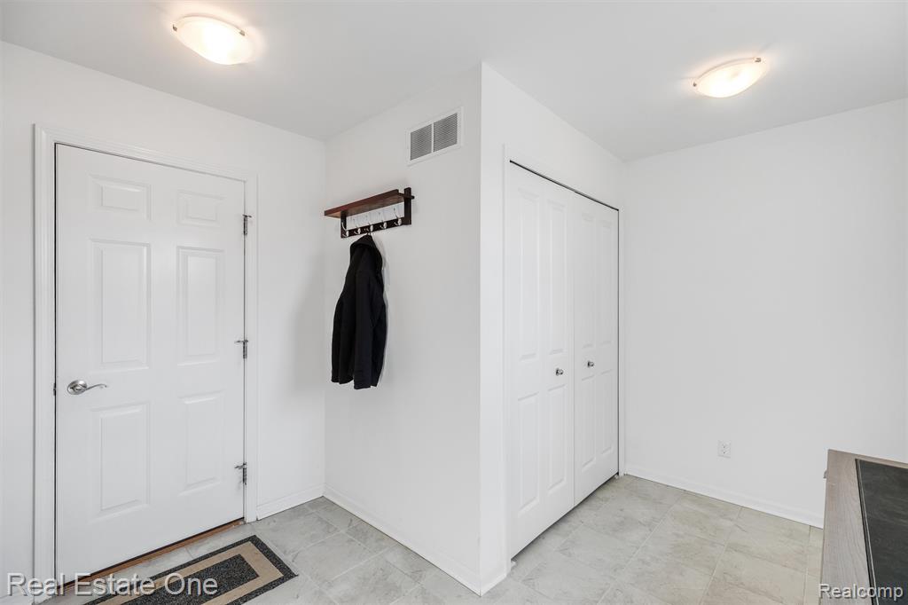 260 Center Boulevard, Wixom, MI 48393 — Photo 21