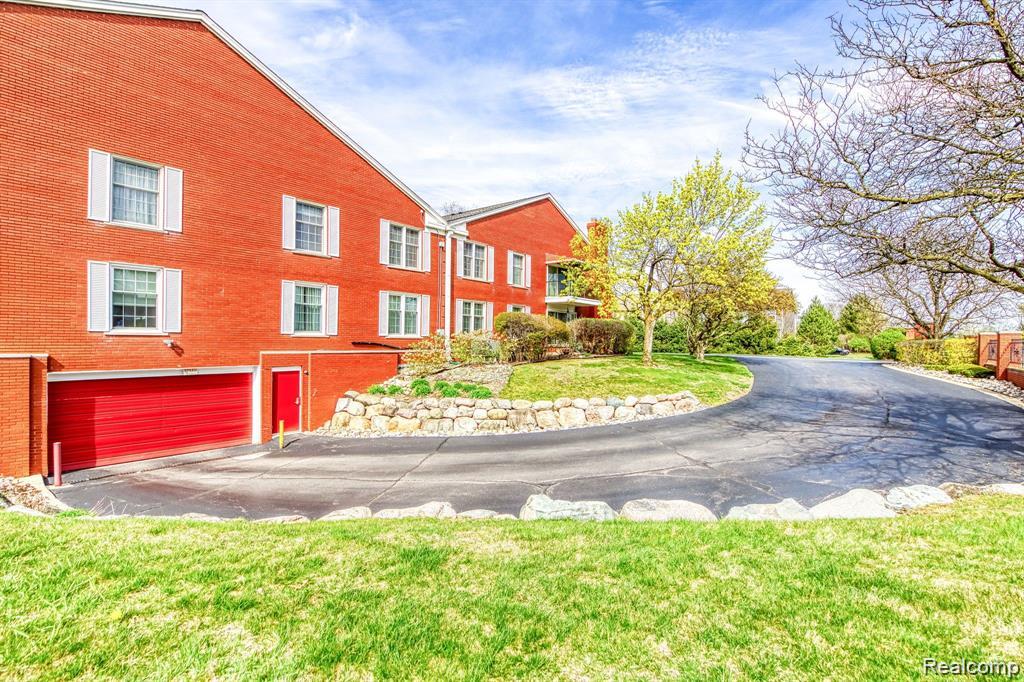 19710 W 13 Mile Road, 202, Beverly Hills, MI 48025 — Photo 33