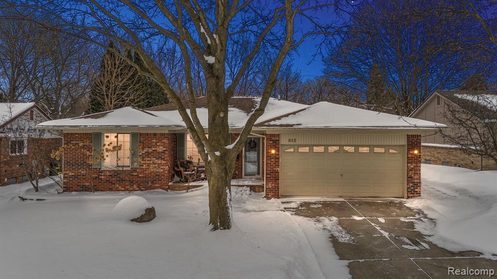 813 ABBEY Lane, Milford, MI 48381 — front exterior